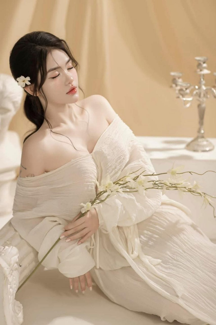 Nghệ sĩ khiêu dâm Đài Loan 'ED Mosaic' có bộ ngực đẹp tự nhiên, là một nữ sinh viên năng động và cực kỳ nhút nhát. Lần đầu tiên cô ấy thử 3P. Đàn ông sẽ vô cùng phấn khích khi chạm vào cơ thể cô ấy...